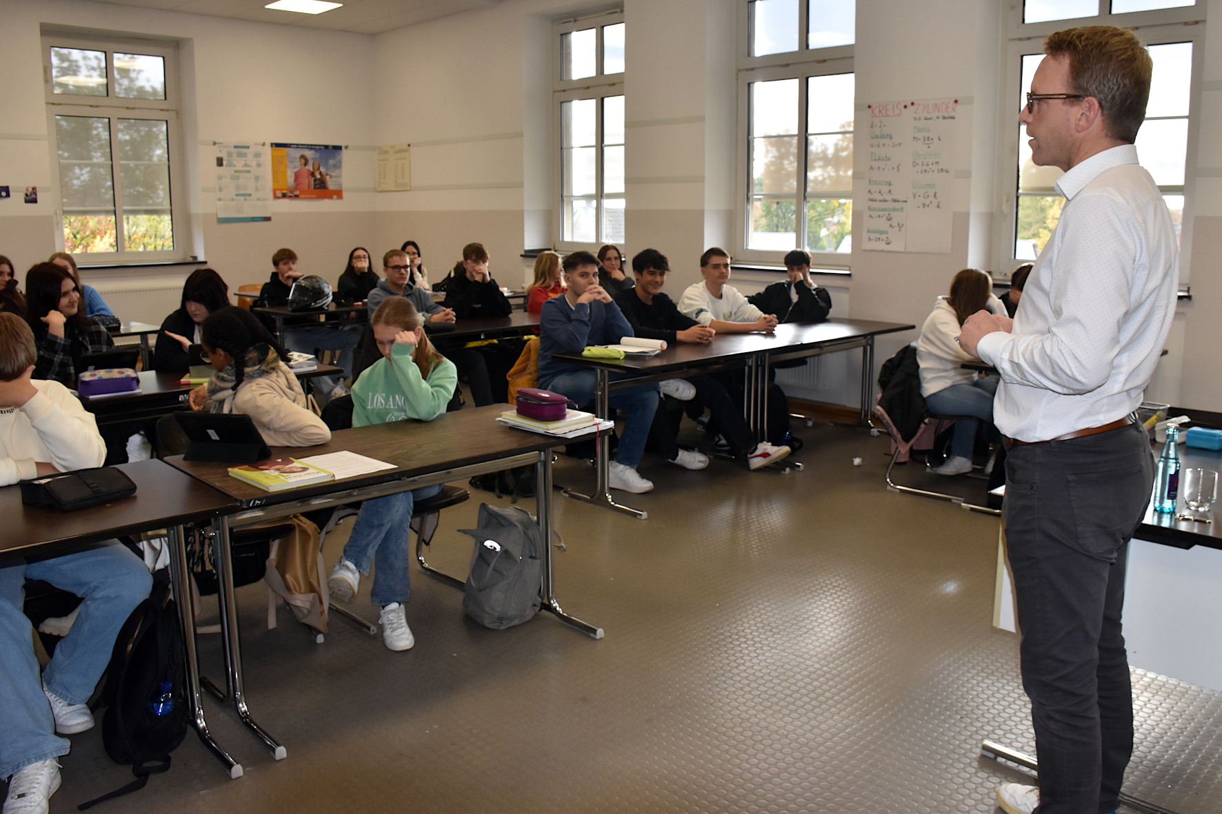 Eine rege Diskussion entwickelte sich zwischen dem Bundestagsabgeordneten Marc Henrichmann und den Schülerinnen und Schülern. Foto: Büro Marc Henrichmann