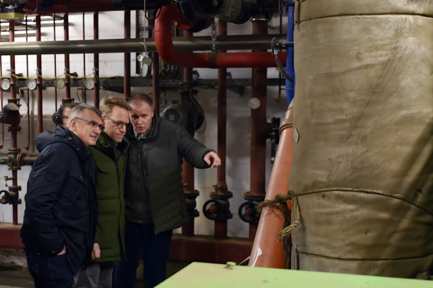 Theo Schulze Wierling führte die Abgeordneten Marc Henrichmann und Wilhelm Korth durch die Biogasanlage in Billerbeck. Foto: Büro Marc Henrichmann