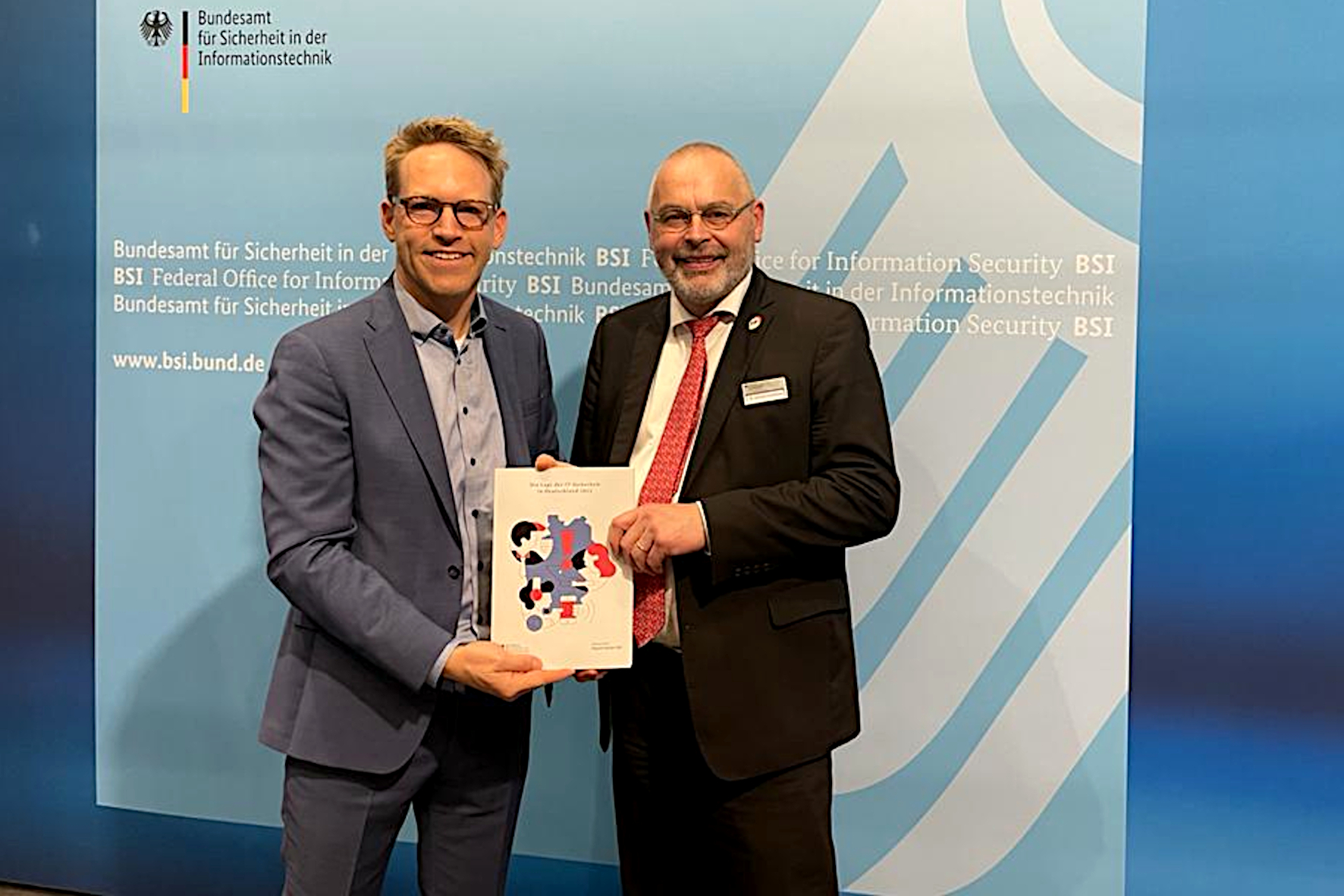 Der Bundestagsabgeordnete Marc Henrichmann (l.) sprach mit Dr. Gerhard Schabhüser, stellvertretender Präsident des BSI, über die Cybersicherheit in Deutschland.